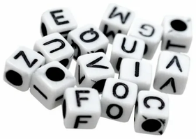 Бусины пластик фигурные кубик-алфавит анг.6х6 мм, белый-черный