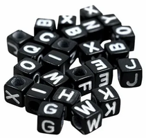 Бусины пластик фигурные кубик-алфавит анг.6х6 мм, черный-белый