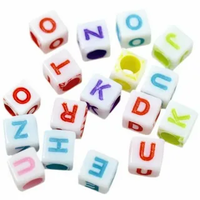 Бусины пластик фигурные кубик-алфавит анг.7х7 мм, белый-цветной