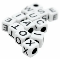 Бусины пластик фигурные кубик-алфавит анг.7х7 мм, белый-черный