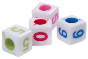 Бусины пластик фигурные кубик- цифры 7х7 мм, белый-цветной