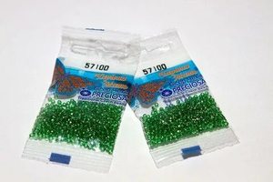 Бисер чешский Preciosa, цв.57100 зеленый, 10/0, круглый прозрачный, серебряная линия внутри, 5 гр